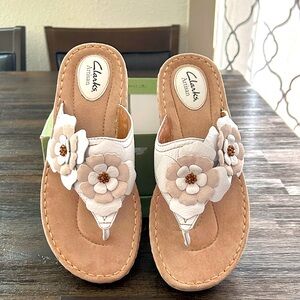 CLARKS ARTISAN LATIN FLOWER THONG SANDAL WHITE LEA CUIR BLANC WOMEN’S 9M